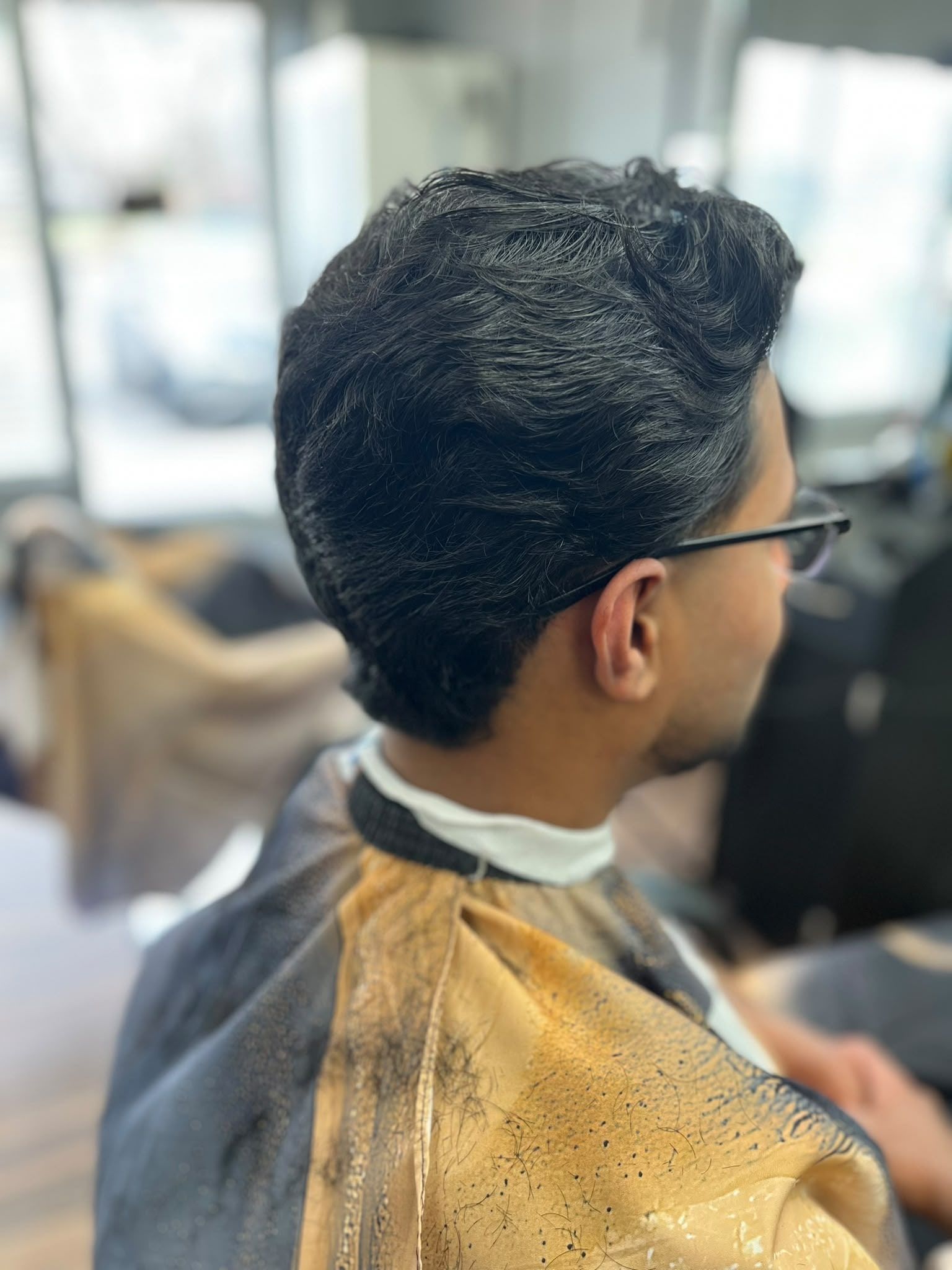 Wavy pushed-back style with a tapered neckline